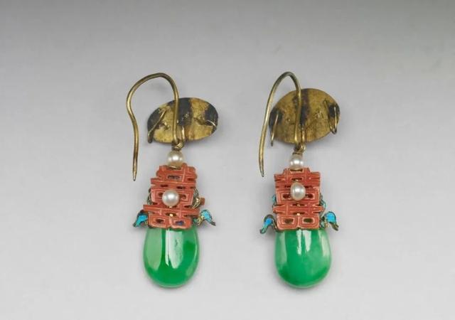 糟糕，是心动的感觉！又被故宫里的翡翠耳环种草了！