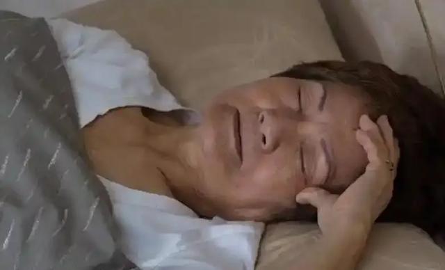 我62岁退休金7200，亲家母天天喊我过去吃饭，一场疾病才知她的好
