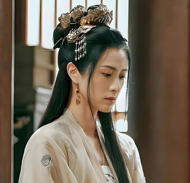 长得千娇百媚，奈何有个糙汉名，这5位被名字拖累的女星，太可惜​