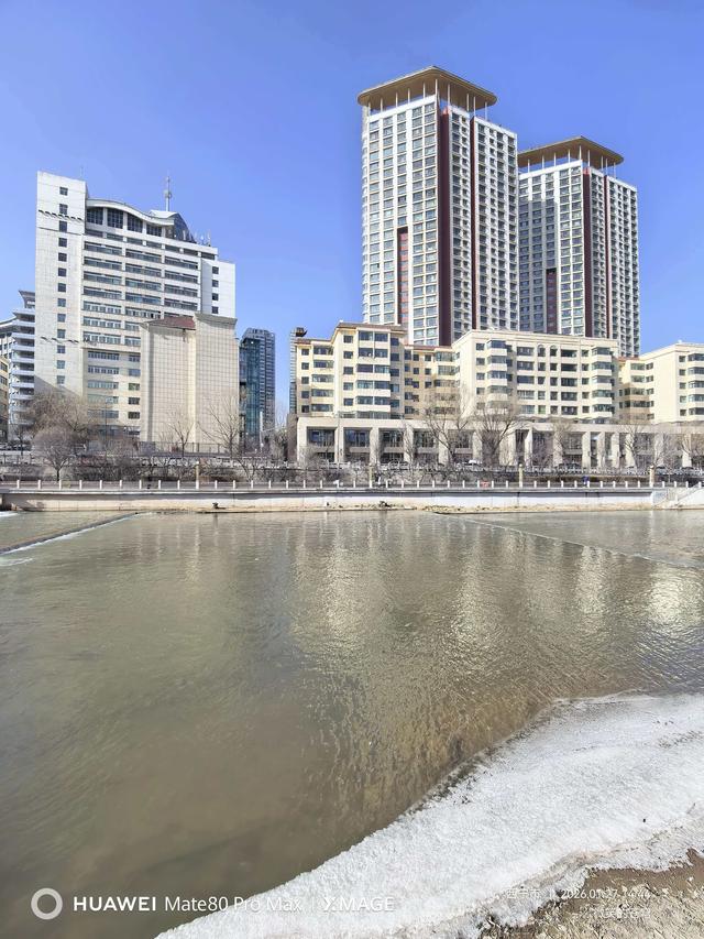 河里的冰随水流，冬天的冷还是浅了点……