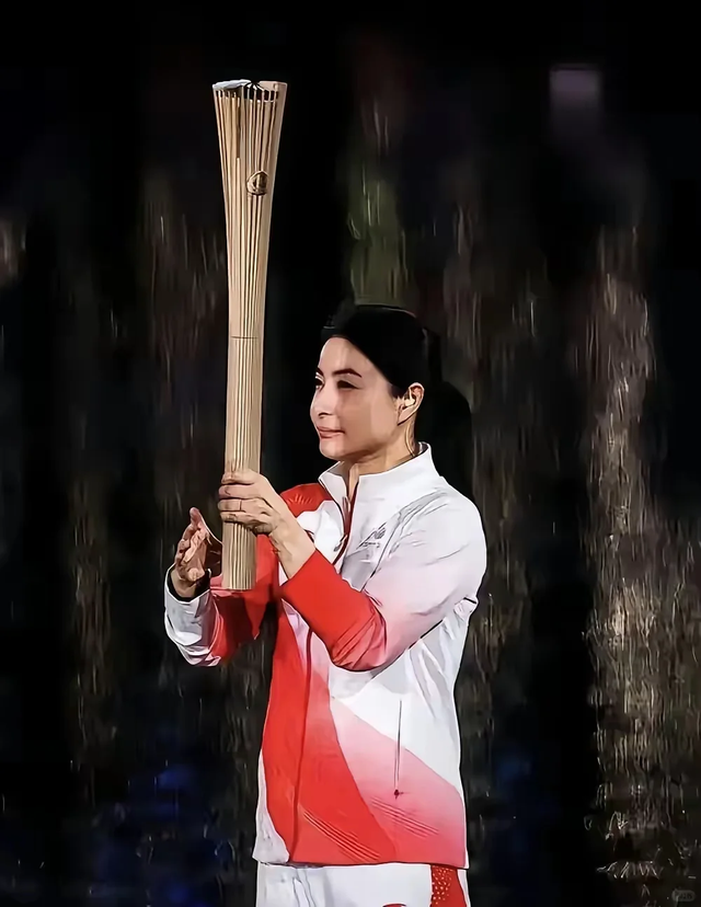 霍震霆没想到，44岁儿媳郭晶晶再次官宣喜讯，让整个阔太圈沉默了