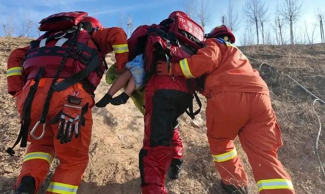 女孩冰窟救人后续，人民日报点赞，阿里奖励5千，房企赠5万购房劵