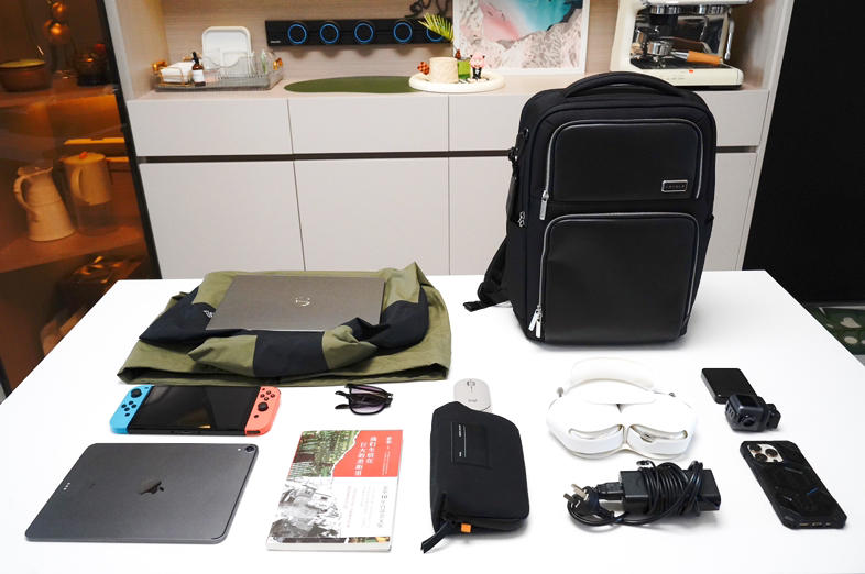 职场人士的得力助手,LEVEL8新品探界者商务双肩包——助你轻松应对工作挑战!