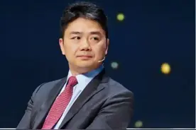 刘强东父亲露面，说儿子已有六年没回家，老家大门被泼油漆的真相图片