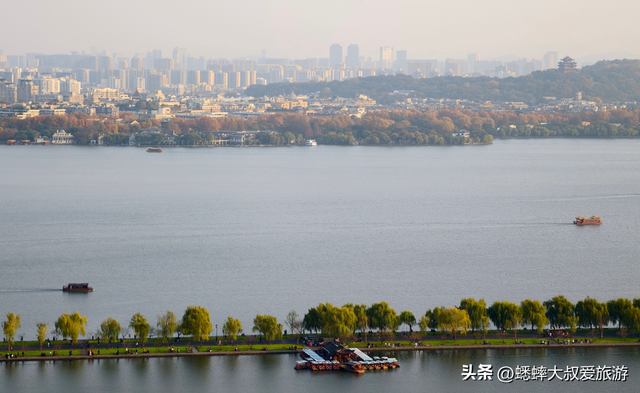 来杭州西湖边名山吧，10分钟登顶，日游夜逛均免费，还可一眼西湖