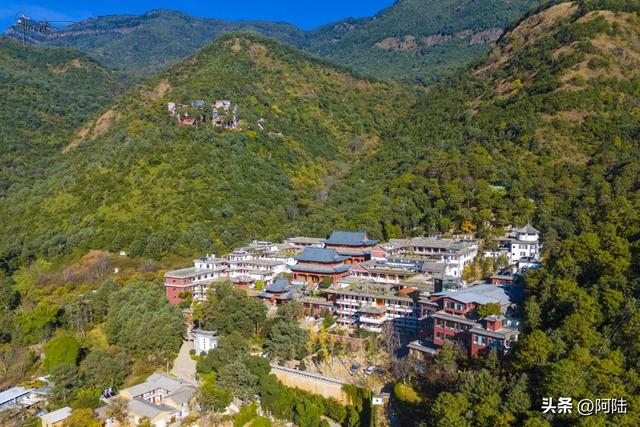 《徐霞客游记》中两次提及的报恩寺就在大理鸡足山上，但路况堪忧