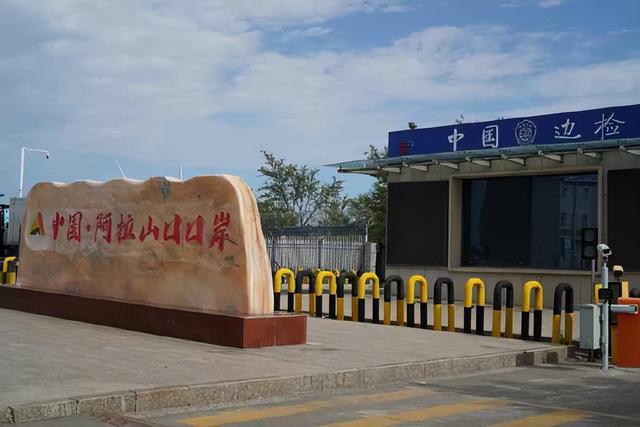 中哈边界上这座“小”城，离海最远的陆地点，一年300多天刮大风