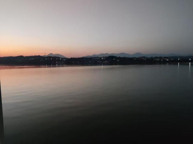 江村夕照:人生留剪影，人间重晚晴，远眺江岸，衡山，夕阳