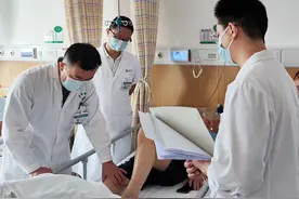 “洗澡醒酒”不靠谱还有危险！中年男酒后洗澡直接栽倒撞碎浴室门图片