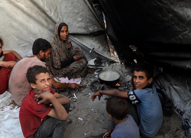 枪声里的日常：加沙家庭白天躲空袭抢粮，夜晚躲废墟帐篷忍饥寻水