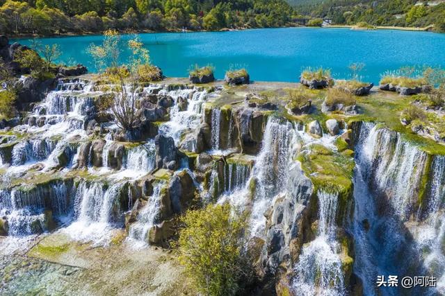 如果说玩转玉龙雪山得花300元,那么这个人工瀑布起码值50