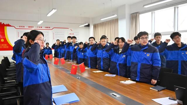 青春向党 薪火相传 | 我校举行2025-2026学年入团仪式