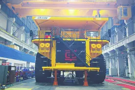 矿车“巨无霸”驶上世界屋脊图片