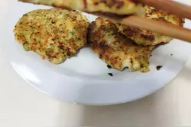 蔬菜鸡肉饼，咬一口有肉又有菜，外脆里软，香香哒！图片
