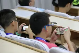 房门紧锁！12岁女孩与陌生男子网聊，母亲听到后慌忙报警图片