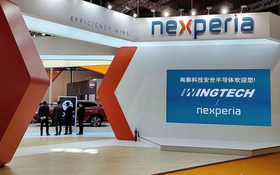 荷兰记者问首相：你认为荷兰的行为愚蠢吗，看看他怎么说？