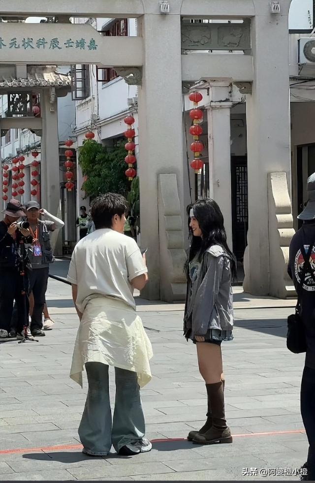 不合影不知道，一合影全露馅！原来这些明星都是潜藏的“小土豆”