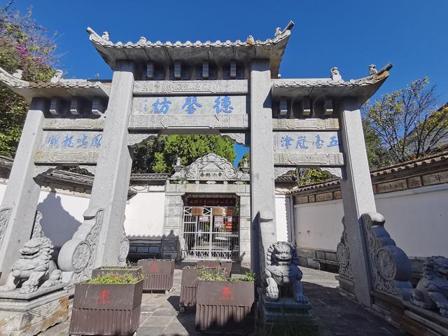 白墙灰瓦古韵吟：扎染泥塑非遗驿 温柔以待喜洲邑