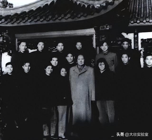 毛主席的机要秘书谢静宜有多美？长相甜美可爱	，当过北京市委书记