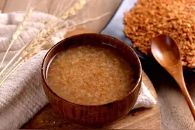 拉肚子怎么办？不妨试试焦米汤，只要家里有大米就能做，老少皆宜图片