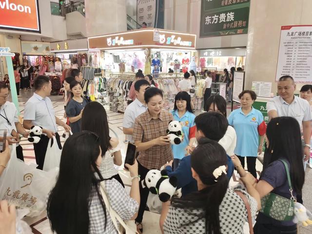 柬埔寨旅行团打卡春熙路！都买了啥？