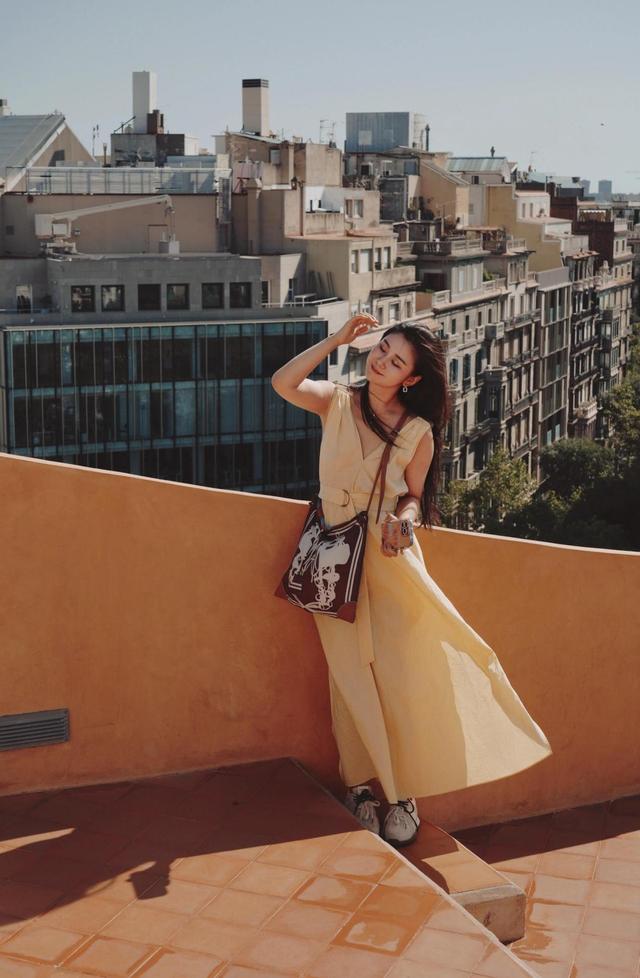 40岁李小萌太丰满，穿吊带裙都兜不住好身材，难怪直男都喜欢她