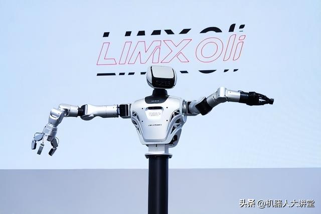全尺寸人形机器人LimX Oli亮相WRC，逐际动力具身智能全链路突破