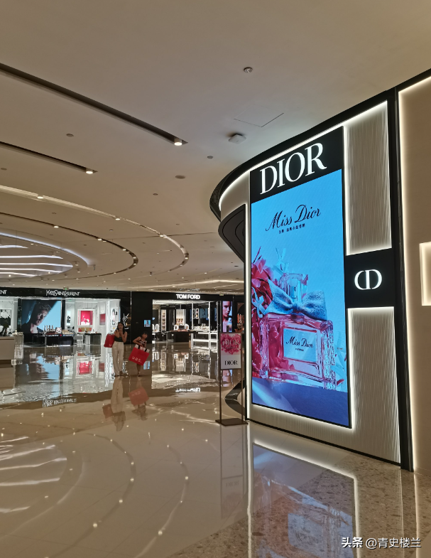 又一巨头倒下！疯狂关店11万家，为什么我们都不愿意逛商场了？
