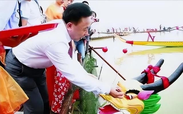 包养10位情妇，睡觉翻牌生下11个私生子，最小情人竟还是零零后！