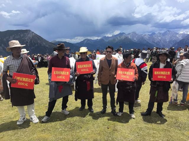 萨玛王朝后裔康巴人的赛马节