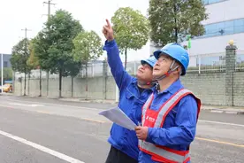 为企业发展“让道” 影响产能拓展的高压线移走了图片