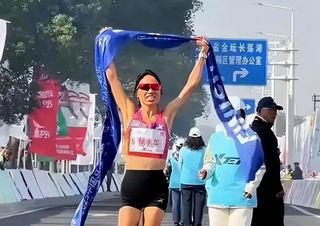 违规风波还没结束，辞退传闻再起，但最快女护士身上始终有件对事