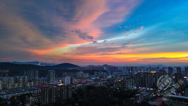 湖北赤壁：多彩霞光 如梦似幻