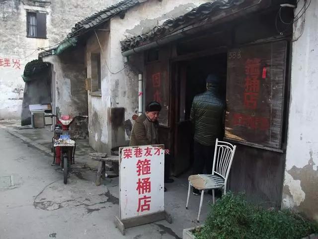 破旧的房屋留下岁月的印记——荣巷老街