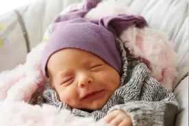 孩子睡觉“满床翻”，爸妈别嫌娃烦人，这是他们在向你传递信号图片