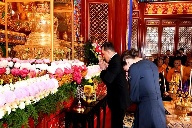 泰国王后这一跪，这才是顶级外交，她拜的不是佛，是两国的情谊