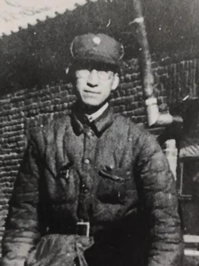 他曾担任青海省委书记，1966年被停职，1978年担任甘肃省委书记