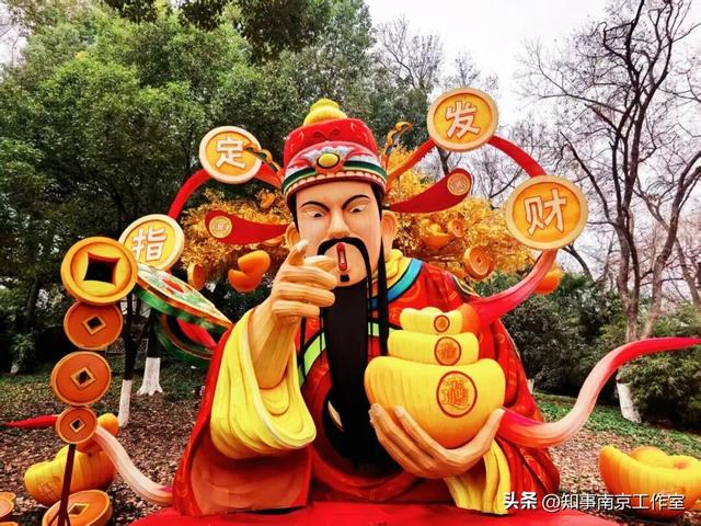 当整个南京都在追光，我在白鹭洲等一场灯与影的相逢