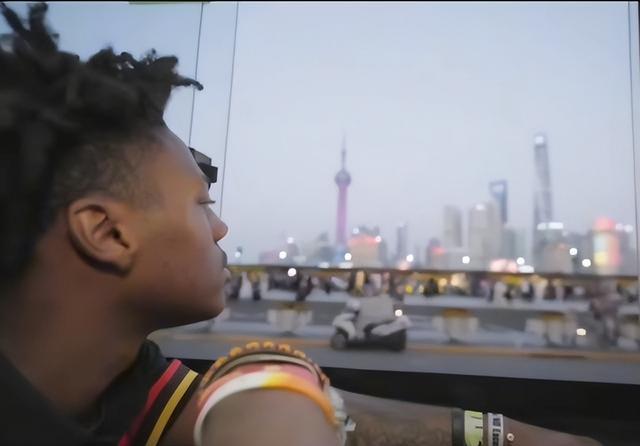 吃中国饭，砸中国锅！央视出手全程打码，这位700万网红彻底崩塌