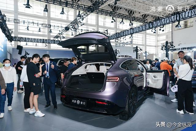 别再喊“烧钱货”！新势力绝地反击，三巨头亮出王牌改写行业格局