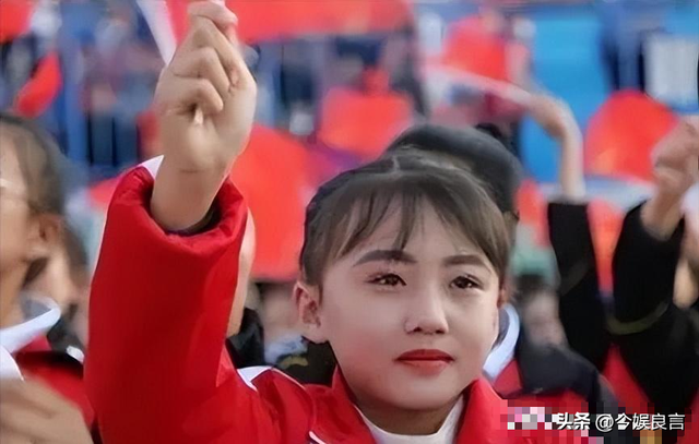 没钱还硬装？宁夏一笑成名拒绝百万签约的小女孩，现在成了这样