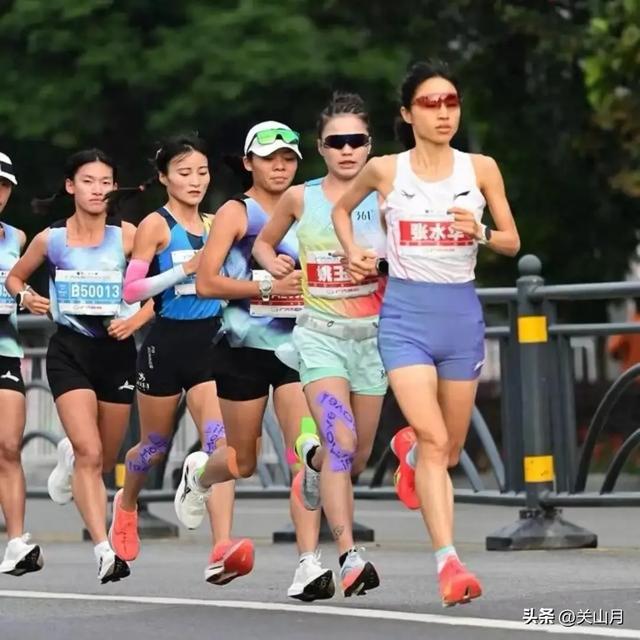 “最快女护士”辞职风波反转？医院两套说辞让人懵了