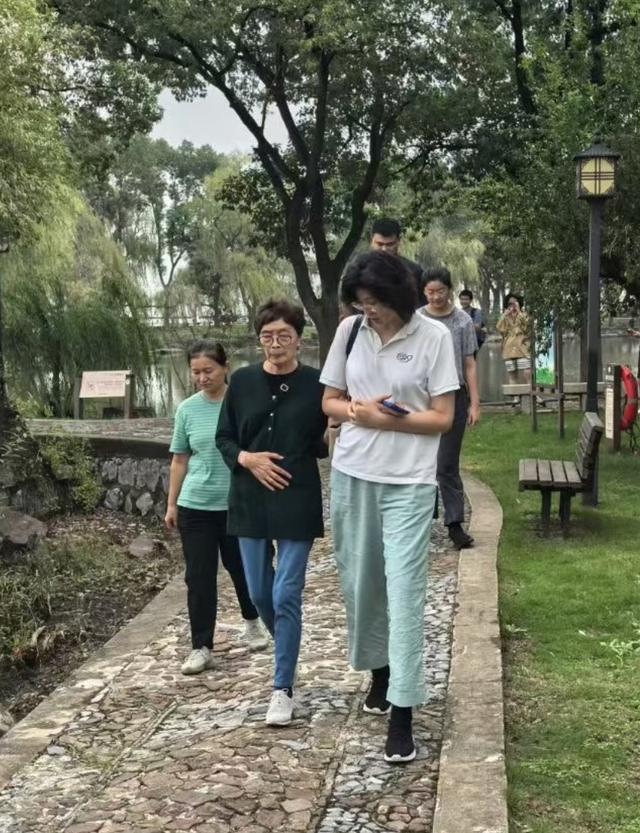 姚明一家游苏州太湖，15岁女儿打扮太老气，岳母出镜瘦又高超170