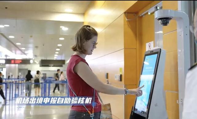 太疯狂！外国游客突然涌入上海狂买：豪掷11万买旗袍，一下买6台华为电脑……拖着行李箱冲去扫货