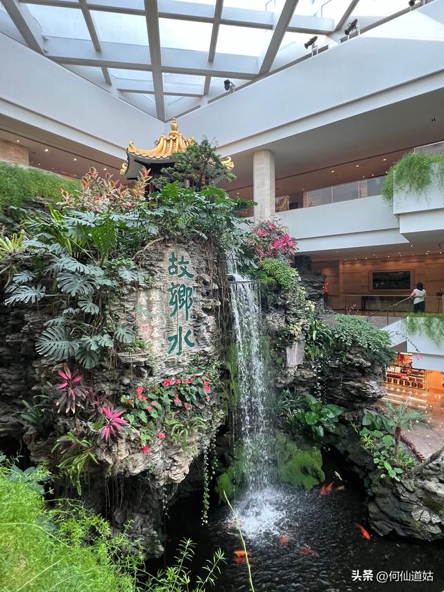 白天鹅宾馆，红花蔟簇艳，金光束束明