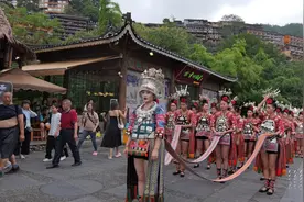 动静影像丨西江苗寨的“阿哥”“阿妹”，也Hold不住游客的狂“热”图片