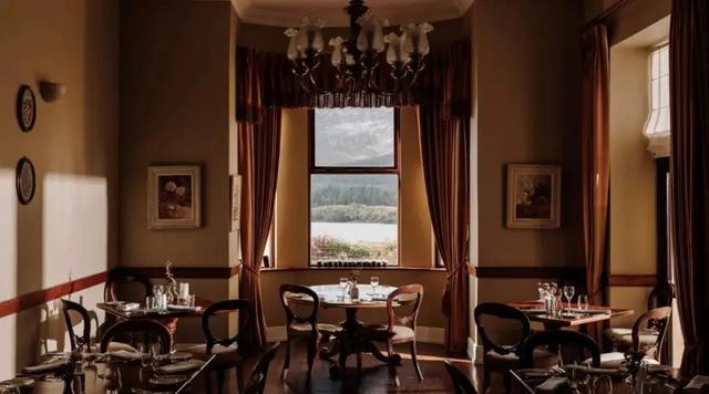 雨伴诗篇降！曼坎・马甘月忌仪式，乌斯内赫山聚追思人