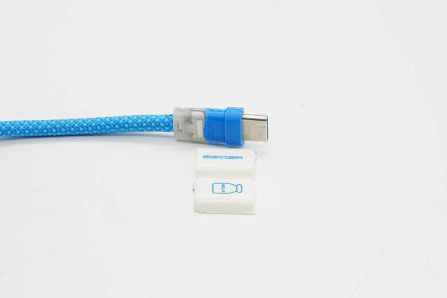 兼顾240W快充和40Gbps高速传输，异泽磁吸编织数据线拆解