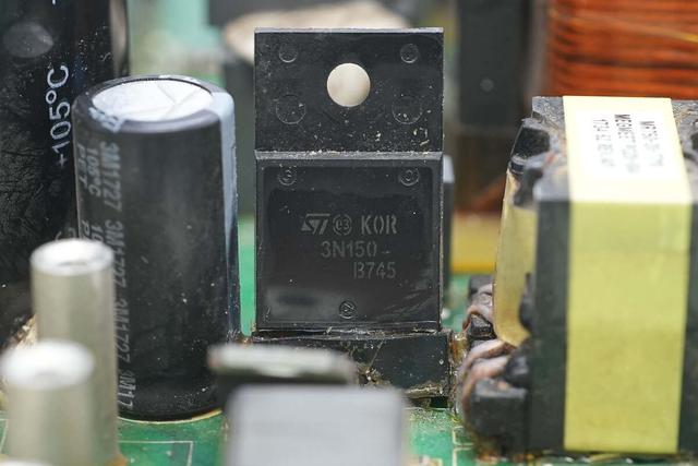 重达18斤的大块头，内部全是灰，麦格米特15kW充电模块拆解