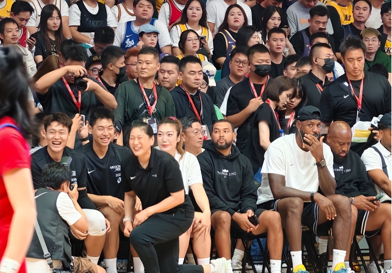 詹姆斯与赵睿李梦现场互动(詹姆斯中国行活动在结束上海站后,如今来到成都站继续获得是盛况空前) 詹姆斯与赵睿李梦现场互动(詹姆斯中国行活动在结束上海站后,如今来到成都站继续获得是盛况空前)